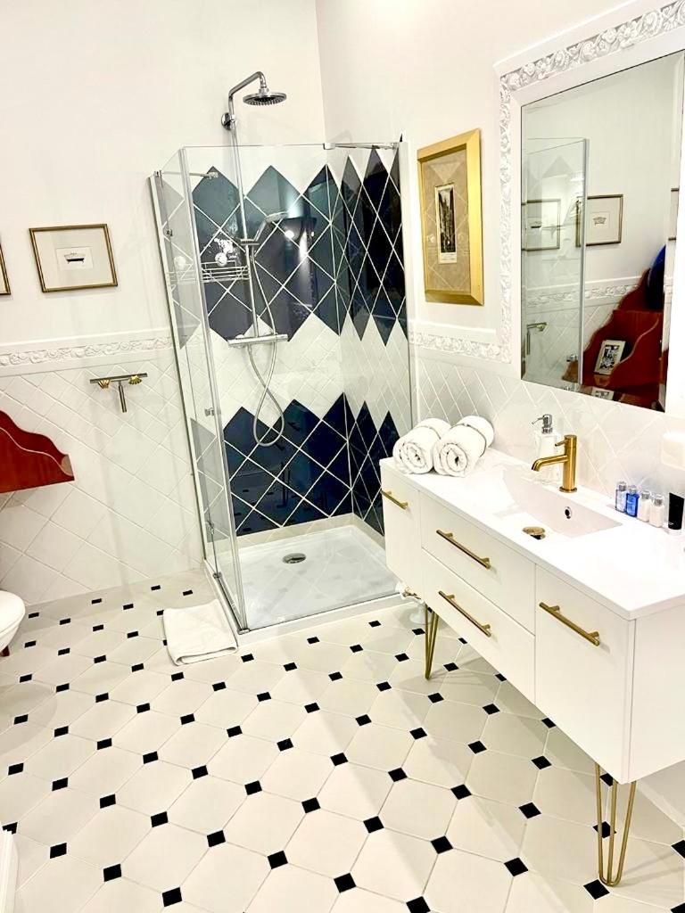 Luxury Suites & Apartments Mondrian Market Square II Warsaw Bilik gambar