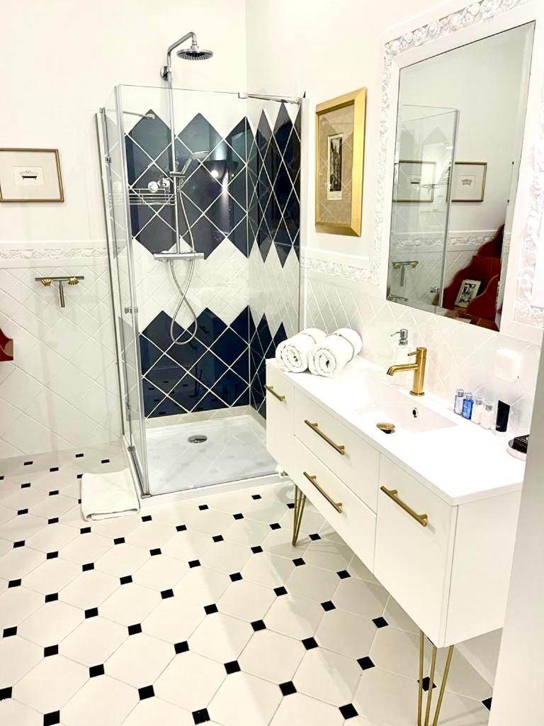 Luxury Suites & Apartments Mondrian Market Square II Warsaw Bilik gambar