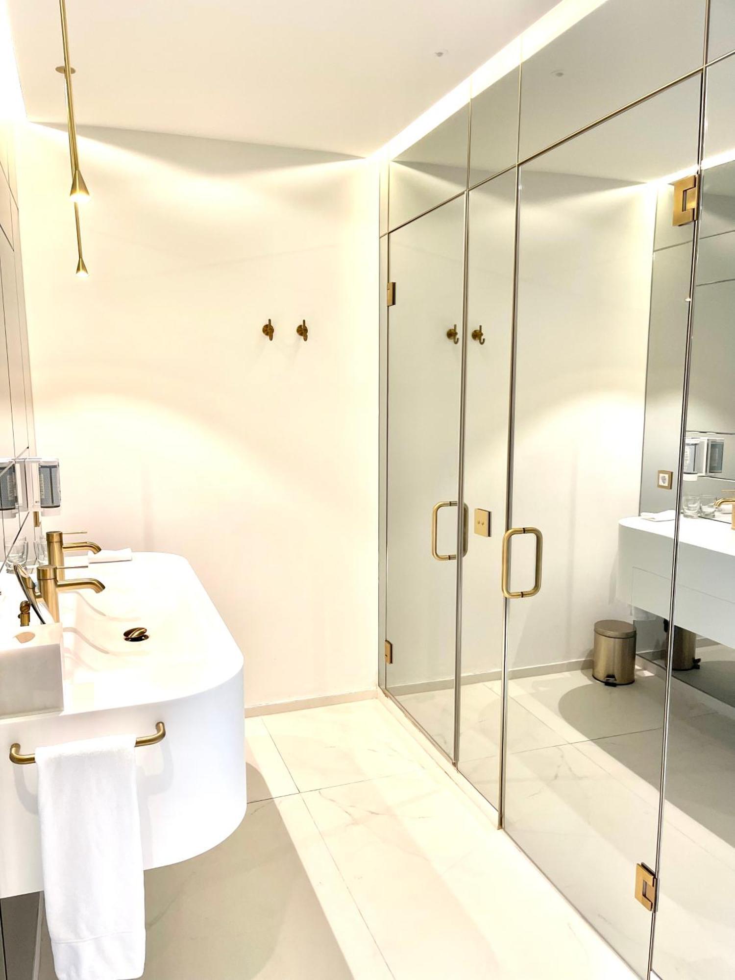 Luxury Suites & Apartments Mondrian Market Square II Warsaw Bilik gambar